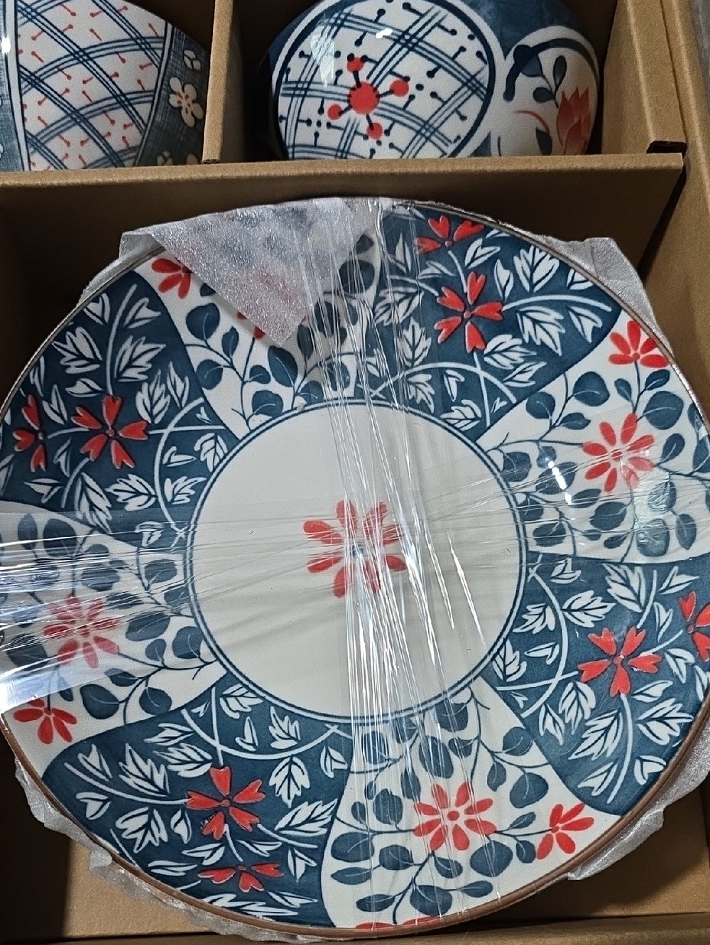 14-PIECE JAPANESE DINNERWARE SET, Blue Floral Ceramic Bowl and Plate Set - Picture 5 of 6